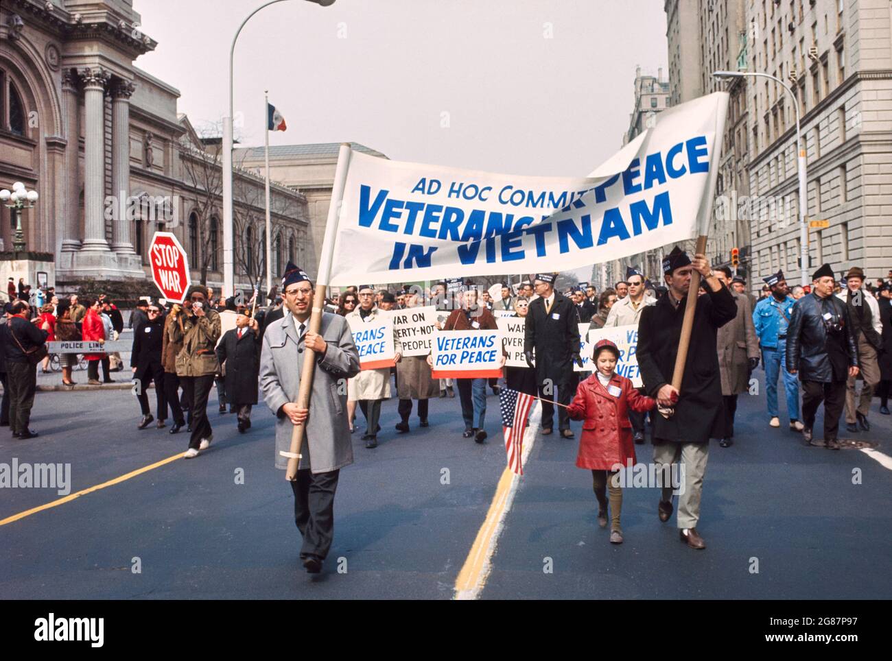 Dimostrazione della guerra contro il Vietnam, Fifth Avenue, New York City, New York, Stati Uniti, Bernard Gotfryd, aprile 1969 Foto Stock