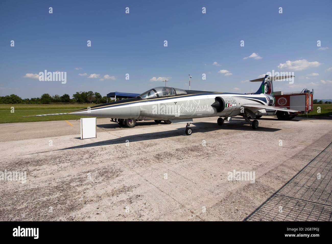 Thiene, Italia. 2 Giugno 2021. Un aereo militare italiano Lockheed F-104 Starfighter conservato come un guardiano cancello all'aeroporto di Thiene. Questo velivolo ha un dipinto speciale che celebra i 100 anni del volo di Arturo Ferrarin Roma - Tkyo. (Credit Image: © Fabrizio Gandolfo/SOPA Images via ZUMA Press Wire) Foto Stock