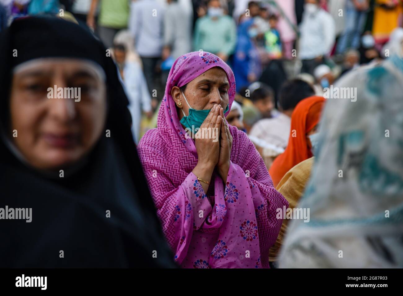 Srinagar, India. 17 luglio 2021. Una donna musulmana del Kashmiri prega fuori dal santuario di Sufi San Syed Ali Hamadani durante i suoi urs a Srinagar.centinaia di musulmani del Kashmiri si sono riuniti a Shrines per commemorare l'anniversario della morte di un famoso santo sufi, Mir Syed Ali Hamadani. (Foto di Idrees Abbas/SOPA Images/Sipa USA) Credit: Sipa USA/Alamy Live News Foto Stock