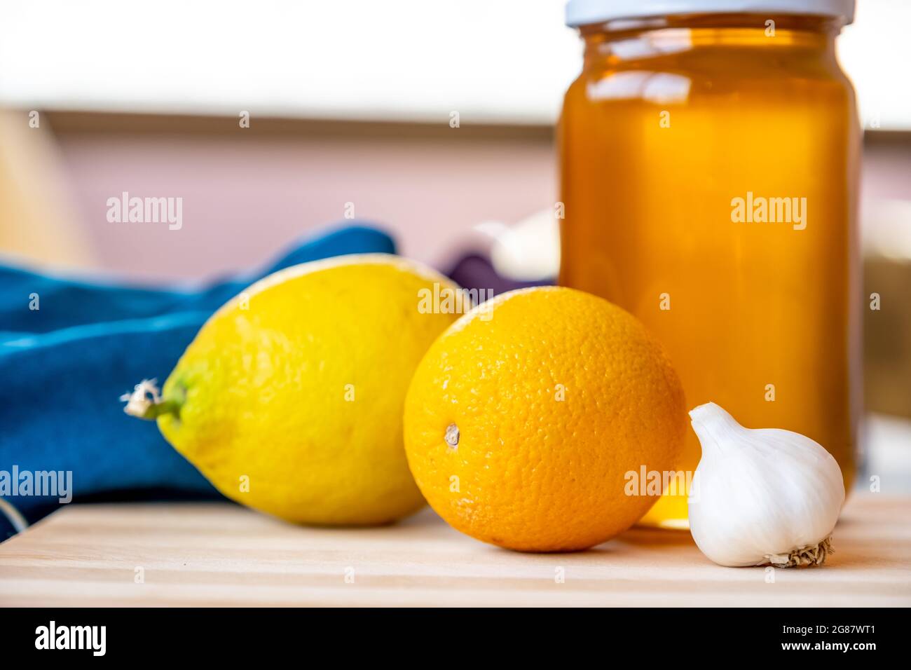 miele sano con erbe, zenzero, aglio e limone Foto stock - Alamy