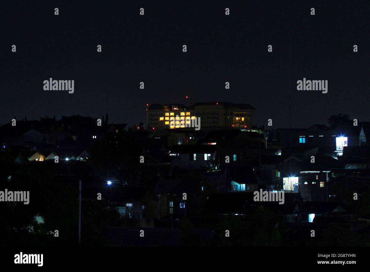 Yogyakarta, Indonesia. 17 luglio 2021. L'hotel accende le luci della camera e forma un segno d'amore durante l'azione Jogja with Love a Yogyakarta, Indonesia, il 17 luglio 2021. Gli hotel illuminano un certo numero di luci della stanza o in ogni hotel per formare un cuore come azione di solidarietà in hotel a Yogyakarta contro la condizione l'epidemia di COVID-19 ed è un simbolo di empatia, uno spirito di sostegno di insieme per i lavoratori medici che combattono il coronavirus COVID-19. (Foto di Devi Rahman/INA Photo Agency/Sipa USA) Credit: Sipa USA/Alamy Live News Foto Stock