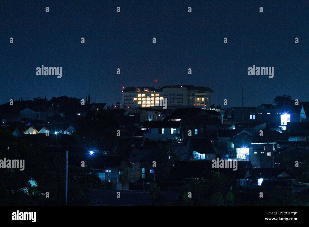 Yogyakarta, Indonesia. 17 luglio 2021. L'hotel accende le luci della camera e forma un segno d'amore durante l'azione Jogja with Love a Yogyakarta, Indonesia, il 17 luglio 2021. Gli hotel illuminano un certo numero di luci della stanza o in ogni hotel per formare un cuore come azione di solidarietà in hotel a Yogyakarta contro la condizione l'epidemia di COVID-19 ed è un simbolo di empatia, uno spirito di sostegno di insieme per i lavoratori medici che combattono il coronavirus COVID-19. (Foto di Devi Rahman/INA Photo Agency/Sipa USA) Credit: Sipa USA/Alamy Live News Foto Stock