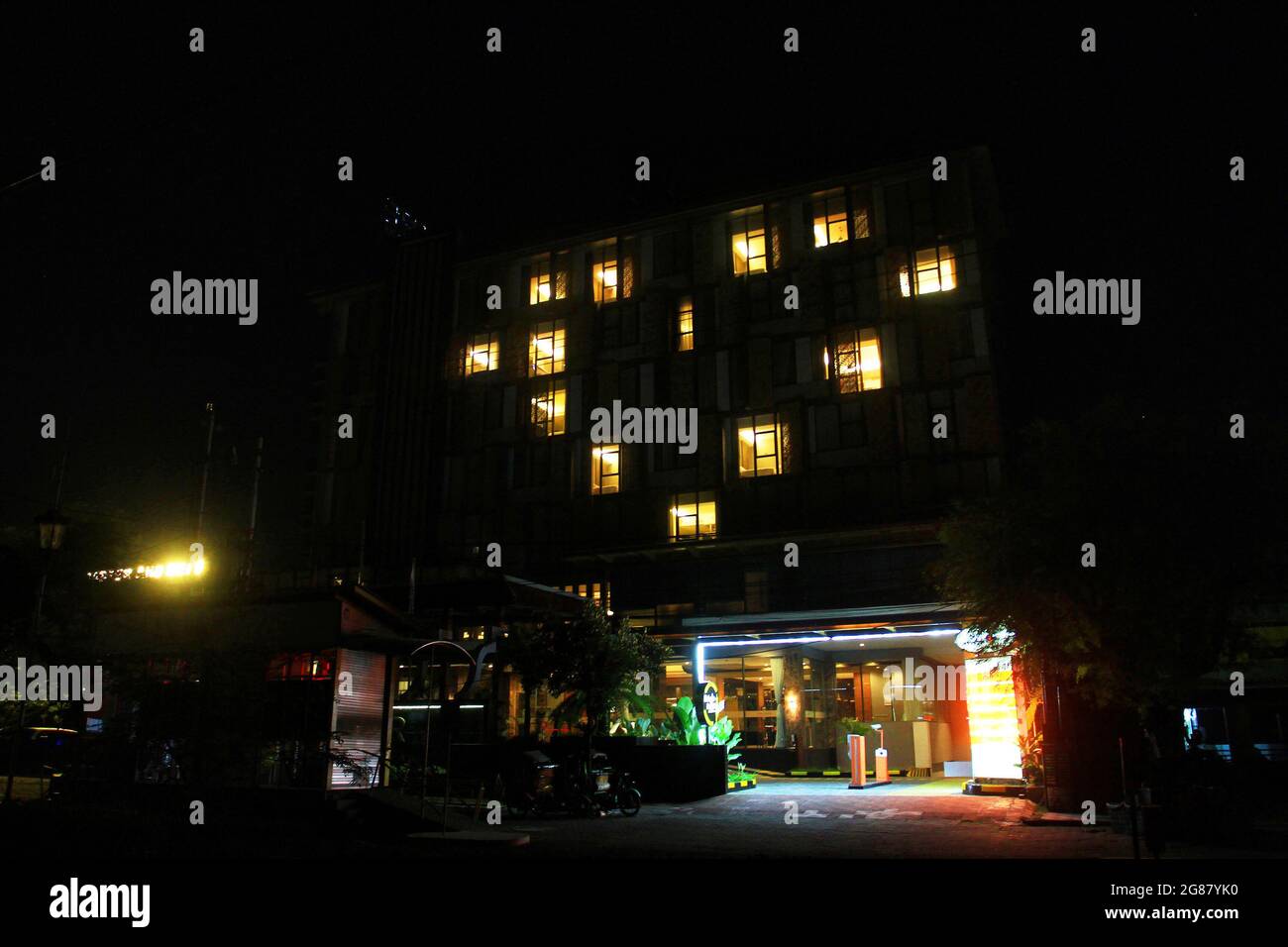Yogyakarta, Indonesia. 17 luglio 2021. L'hotel accende le luci della camera e forma un segno d'amore durante l'azione Jogja with Love a Yogyakarta, Indonesia, il 17 luglio 2021. Gli hotel illuminano un certo numero di luci della stanza o in ogni hotel per formare un cuore come azione di solidarietà in hotel a Yogyakarta contro la condizione l'epidemia di COVID-19 ed è un simbolo di empatia, uno spirito di sostegno di insieme per i lavoratori medici che combattono il coronavirus COVID-19. (Foto di Devi Rahman/INA Photo Agency/Sipa USA) Credit: Sipa USA/Alamy Live News Foto Stock