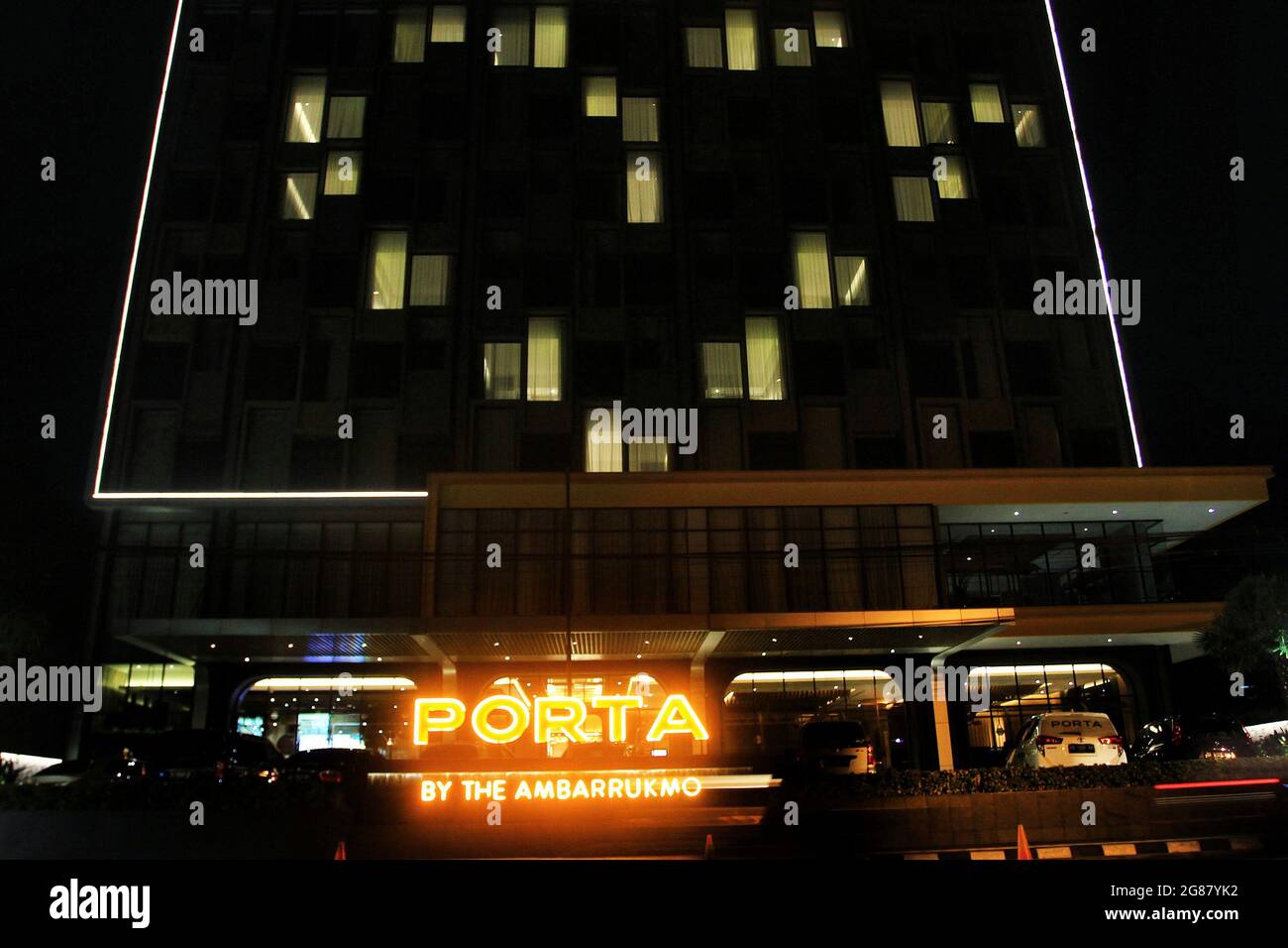 Yogyakarta, Indonesia. 17 luglio 2021. L'hotel accende le luci della camera e forma un segno d'amore durante l'azione Jogja with Love a Yogyakarta, Indonesia, il 17 luglio 2021. Gli hotel illuminano un certo numero di luci della stanza o in ogni hotel per formare un cuore come azione di solidarietà in hotel a Yogyakarta contro la condizione l'epidemia di COVID-19 ed è un simbolo di empatia, uno spirito di sostegno di insieme per i lavoratori medici che combattono il coronavirus COVID-19. (Foto di Devi Rahman/INA Photo Agency/Sipa USA) Credit: Sipa USA/Alamy Live News Foto Stock