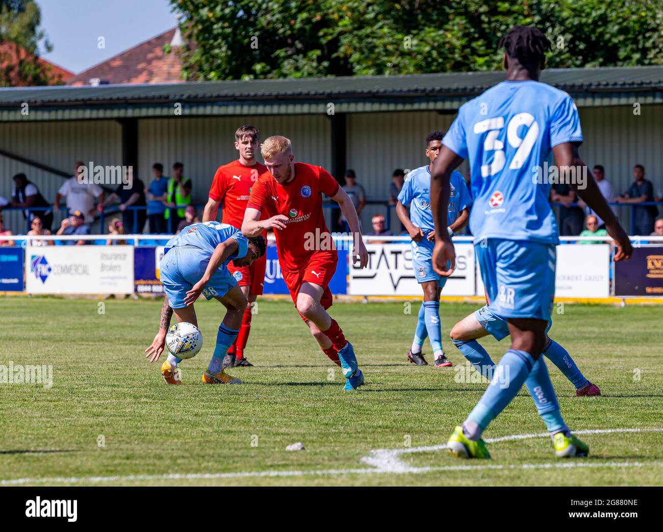 Il Warrington Rylands 1906 FC ha ospitato il Coventry City FC U23 nella terza partita di calcio pre-stagione della stagione 2021-2022 Foto Stock