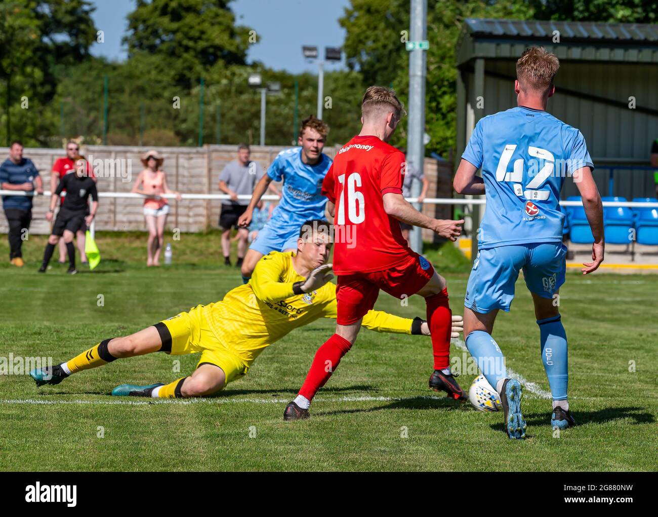 Il Warrington Rylands 1906 FC ha ospitato il Coventry City FC U23 nella terza partita di calcio pre-stagione della stagione 2021-2022 Foto Stock
