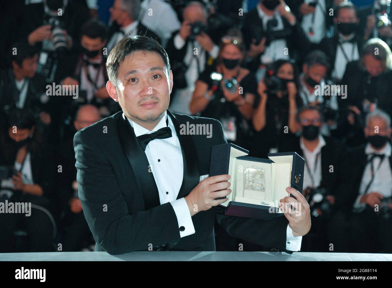 Ryusuke Hamaguchi si pone con il "miglior Screenplay Award" per "Drive my Car" durante i vincitori Photocall come parte del 74a Festival Internazionale del Cinema di Cannes, in Francia, il 17 luglio 2021. Foto di Aurore Marechal/ABACAPRESS.COM Foto Stock