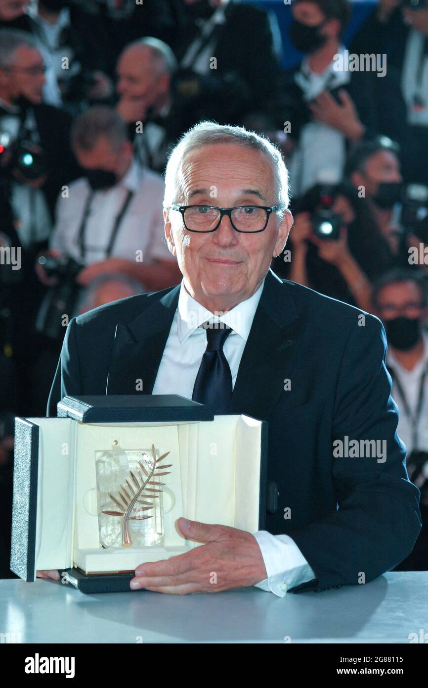 Marco Bellocchio si pone con il 'Premio Onorario' durante i vincitori Photocall nell'ambito del 74a Festival Internazionale del Cinema di Cannes, in Francia, il 17 luglio 2021. Foto di Aurore Marechal/ABACAPRESS.COM Foto Stock
