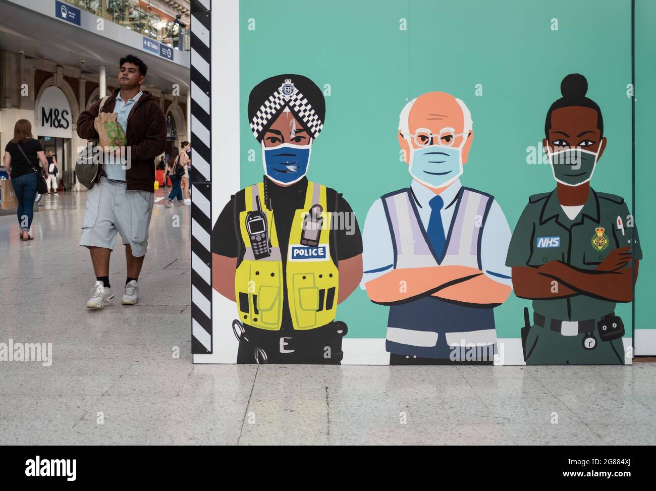 Londra, Regno Unito. 16 luglio 2021. All'interno di una stazione della metropolitana di Londra si trova un poster con maschera di sicurezza da indossare da professionisti. Il primo ministro Boris Johnson ha annunciato che l'Inghilterra si sposterà al quarto passo della roadmap del governo che sarà fuori blocco lunedì 19 luglio, con 'quasi tutte' le restrizioni COVID rimanenti che sono state revocate in questa data. (Foto di May James/SOPA Images/Sipa USA) Credit: Sipa USA/Alamy Live News Foto Stock