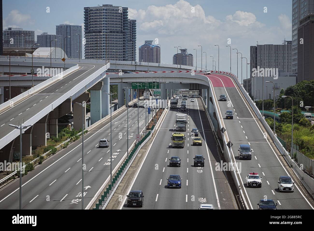 Tokio, Giappone. 18 luglio 2021. Le auto percorrono strade a più corsie e superstrade. Le Olimpiadi di Tokyo 2020 si terranno dal 23.07.2021 al 08.08.2021. Credit: Michael Kappeler/dpa/Alamy Live News Foto Stock