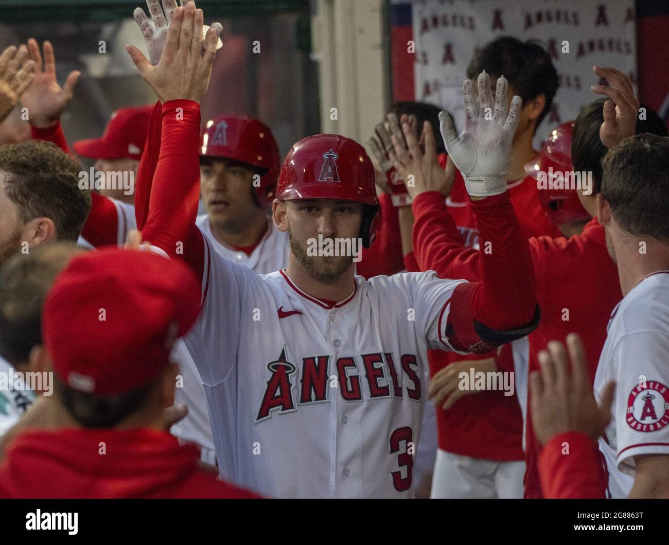 Anaheim, Stati Uniti. 18 luglio 2021. Il fielder di destra degli Angels di Los Angeles Taylor Ward (3) è accolto nel dugout dopo una corsa a casa di 2 run nel 5 inning nella partita contro i Seattle Mariners all'Angel Stadium di Anaheim sabato 17 luglio 2021. Foto di Michael Goulding/UPI Credit: UPI/Alamy Live News Foto Stock