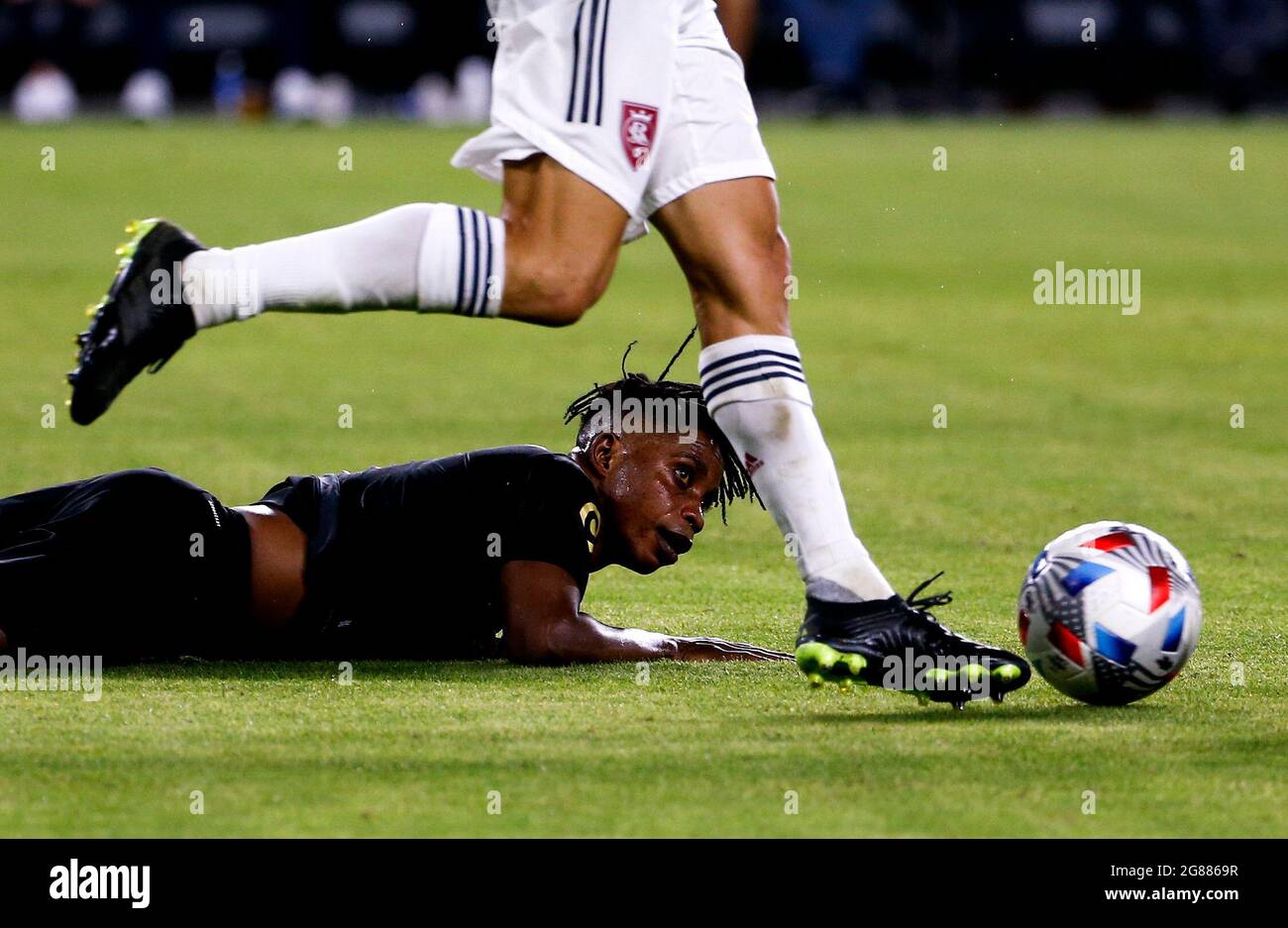 Los Angeles, California, Stati Uniti. 17 luglio 2021. Los Angeles FC Forward Latif Benedizione (7) cade durante una partita di calcio MLS tra il Real Salt Lake e il Los Angeles FC Sabato, 17 luglio 2021, a Los Angeles. (Credit Image: © Ringo Chiu/ZUMA Press Wire) Foto Stock