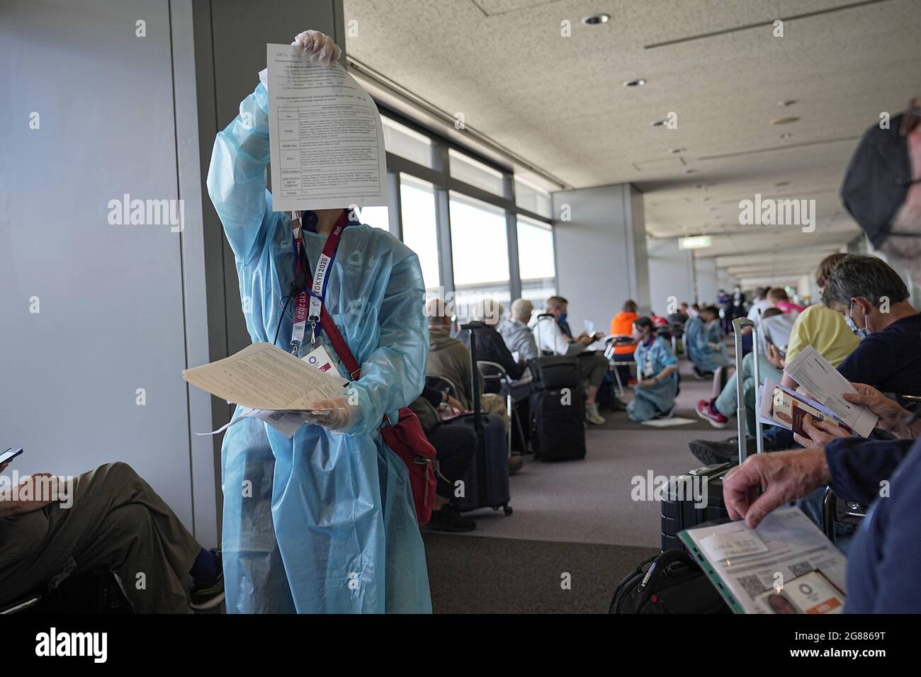 Narita, Giappone. 17 luglio 2021. Un volontario mostra un modulo per la Dichiarazione di Salute di cui gli atleti e i media converter hanno bisogno all'aeroporto Narita vicino a Tokyo per entrare nel paese. Le Olimpiadi di Tokyo 2020 si terranno dal 23 luglio 2021 all'8 agosto 2021. Credit: Michael Kappeler/dpa/Alamy Live News Foto Stock