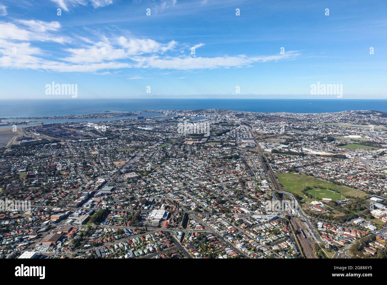 Vista aerea di Newcastle che mostra molte delle aree interne della città attraverso il porto e le spiagge. Newcastle è una delle principali città del New South Wales Foto Stock