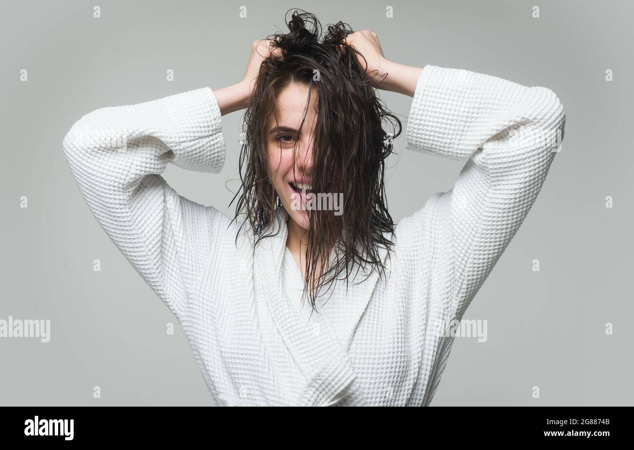 Donne cura dei capelli. Giovane donna brunetta con capelli lunghi nutriti, studio shot. Foto Stock