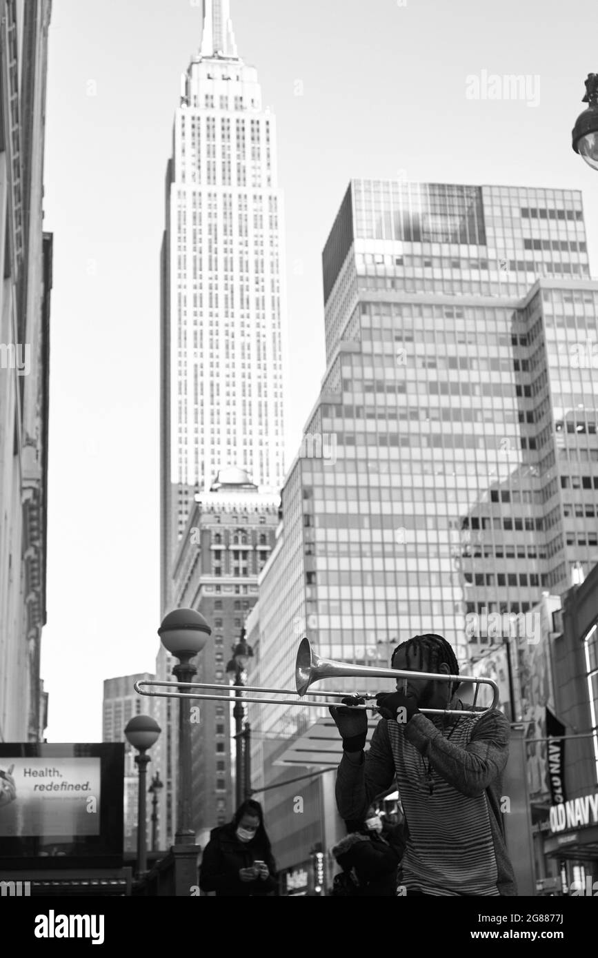 Musica di strada da terra proprio fuori dall'Empire state Building. Foto Stock