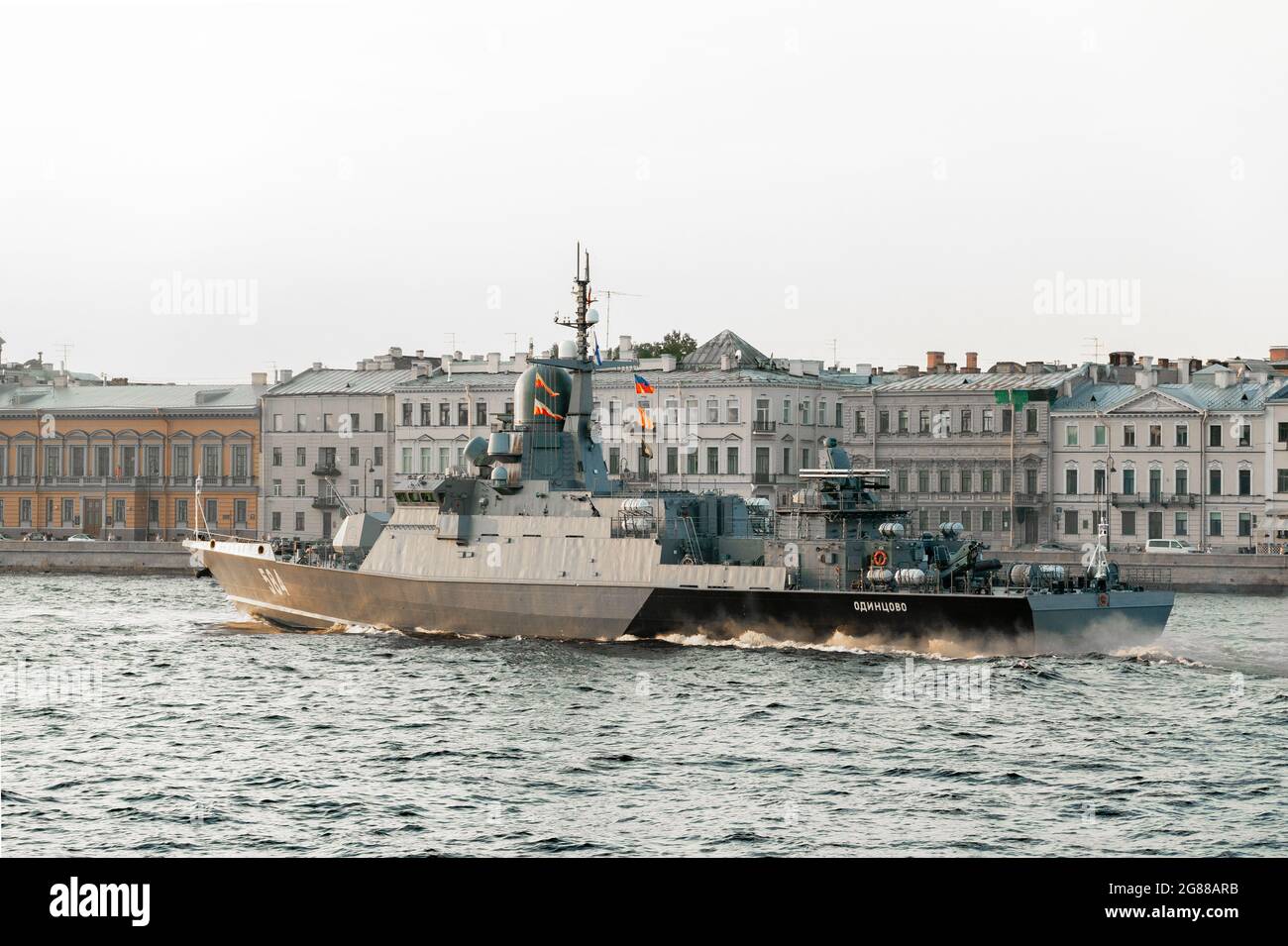 Piccola nave missilistica, corvette 'Oduntovo' con complesso antiaereo 'Pantsir-M' sul fiume Nevar, San Pietroburgo, Russia Foto Stock