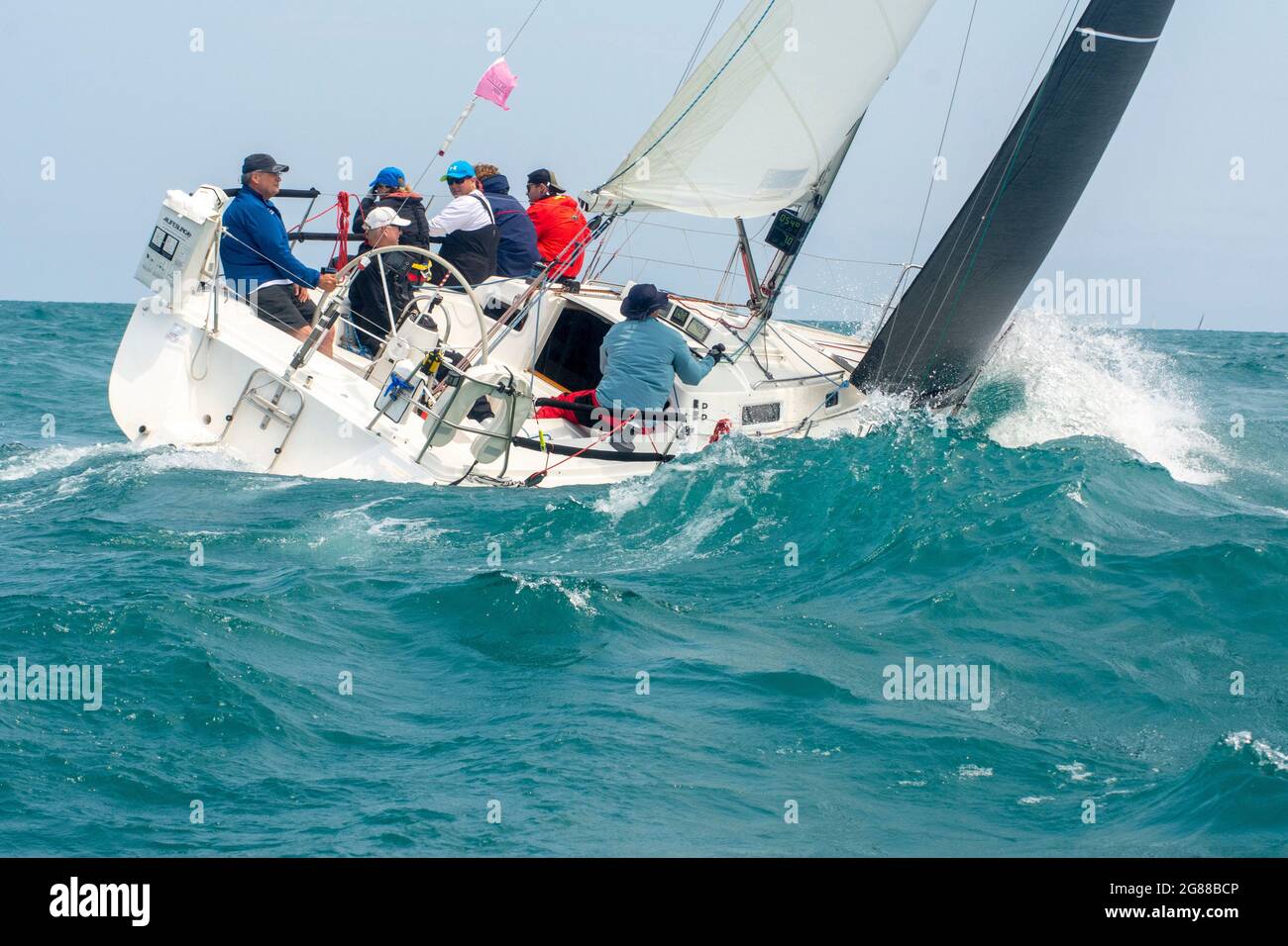 17 luglio 2021: I marinai iniziarono il loro viaggio da Chicago all'Isola di Mackinac, Michigan, il 16 e 17 luglio. Le barche a vela partirono in numerose flotte. Le divisioni di crociera più lente sono partito il venerdì pomeriggio, mentre la maggior parte delle 240 barche ha iniziato la corsa il sabato. Il vento di sabato è stato dal Nord-est che ha significato che i corridori hanno diretto a destra nella brezza. Nella foto: La barca Flying Pig nella divisione J105. (Credit Image: © Karen I. Hirsch/ZUMA Press Wire) Foto Stock