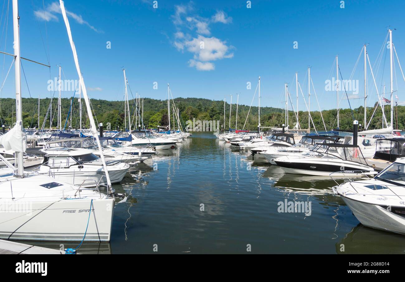 Barche ormeggiate all'interno del porto turistico di Bowness su Windermere, Cumbria, Inghilterra, Regno Unito Foto Stock