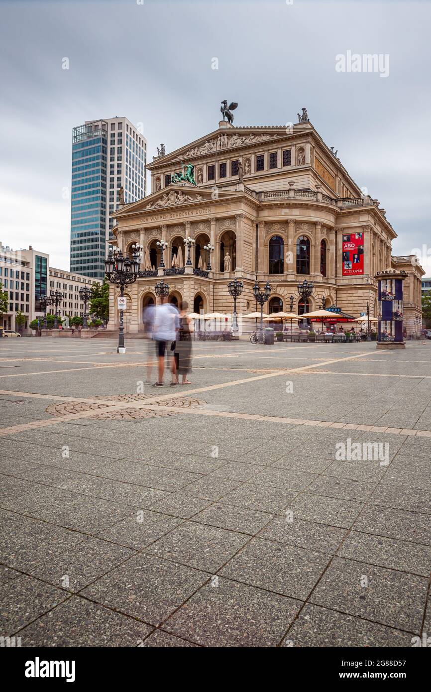 Francoforte, Germania, 17. 2021 luglio: Il vecchio teatro dell'opera di fronte a un edificio moderno a 'Opernplatz' Foto Stock