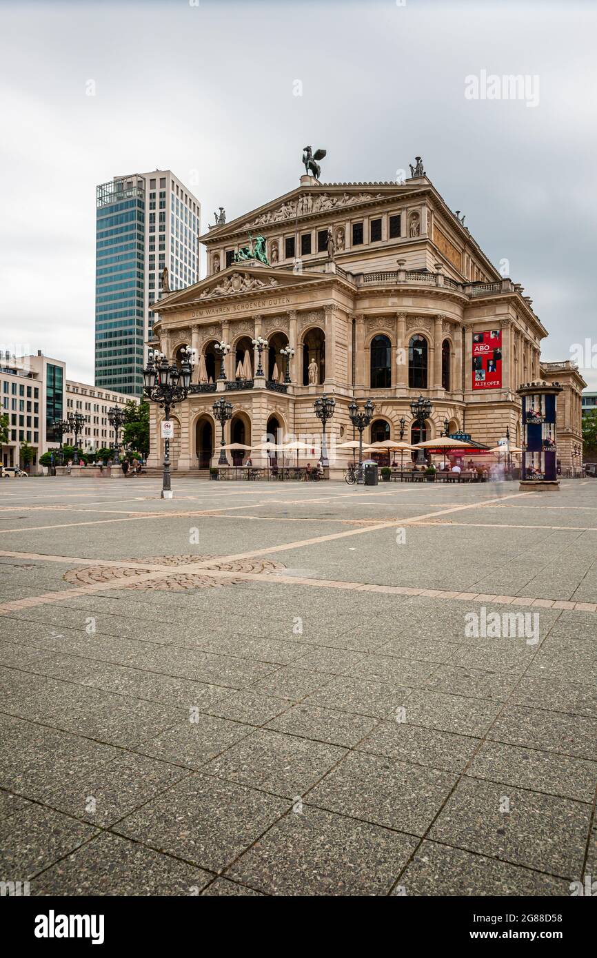 Francoforte, Germania, 17. 2021 luglio: Il vecchio teatro dell'opera di fronte a un edificio moderno a 'Opernplatz' Foto Stock