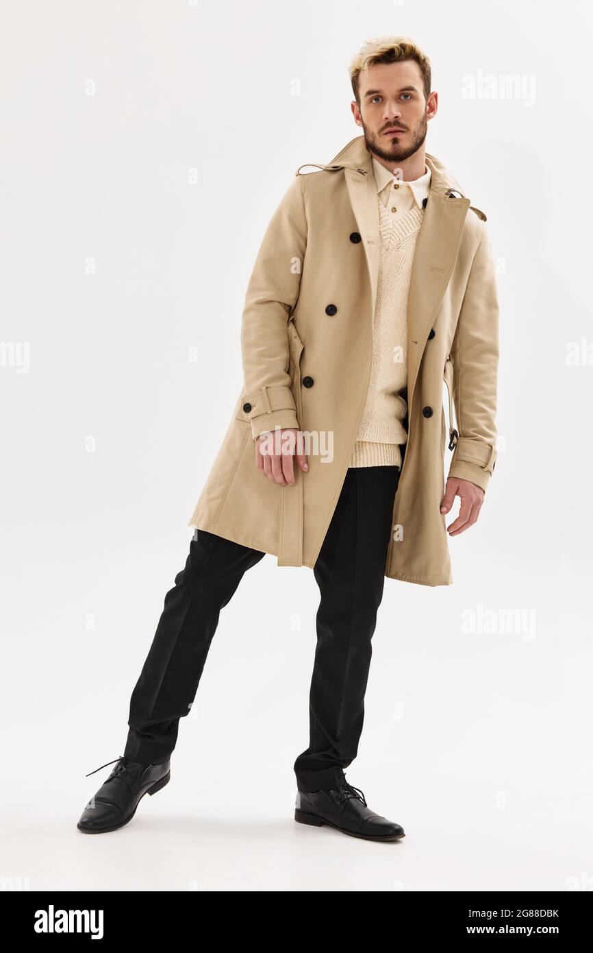 uomo in stile beige cappotto autunno studio di moda Foto stock - Alamy