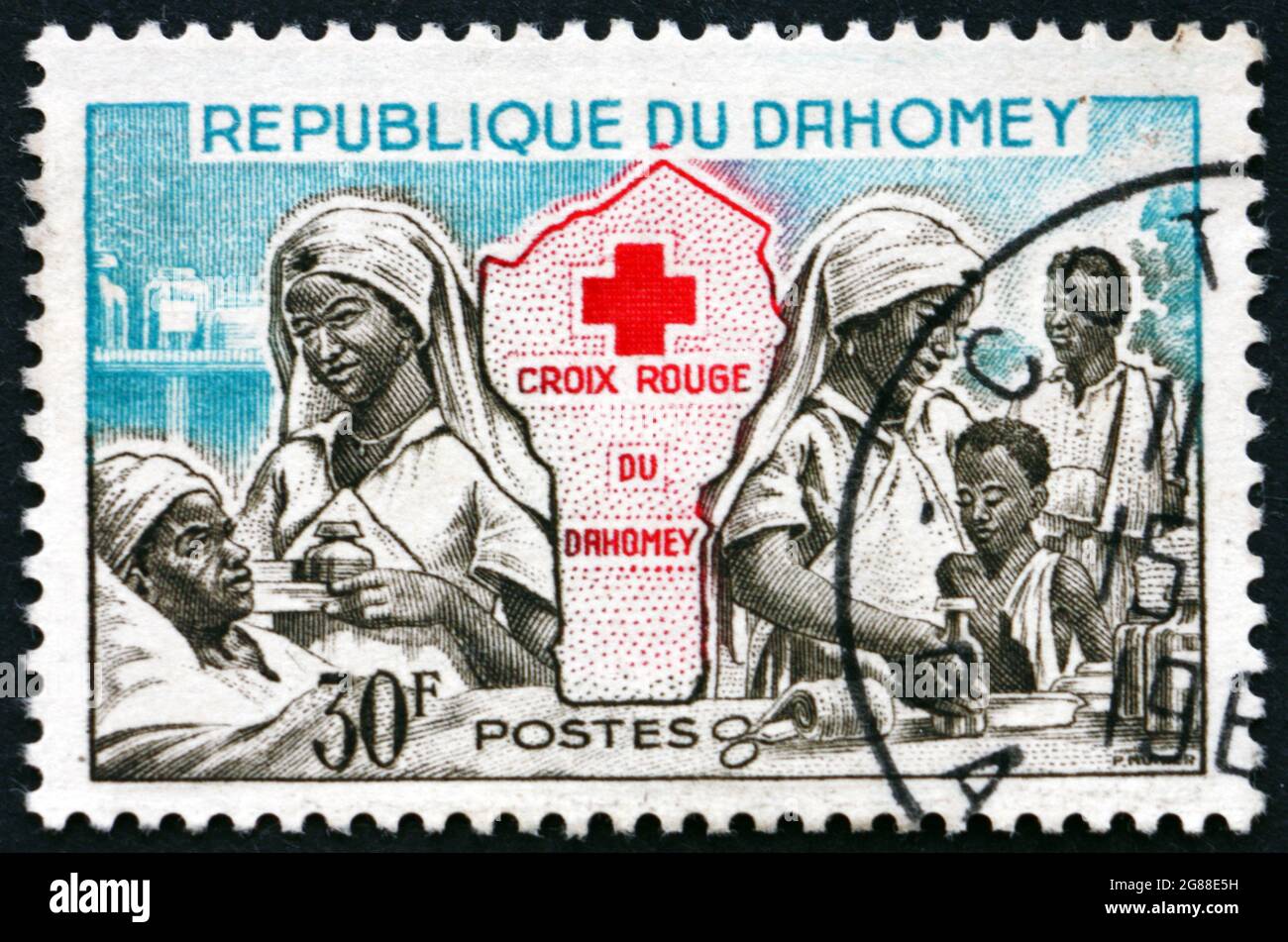 DAHOMEY - CIRCA 1962: Un francobollo stampato a Dahomey mostra le infermiere della Croce Rossa e la mappa di Dahomey, circa 1962 Foto Stock
