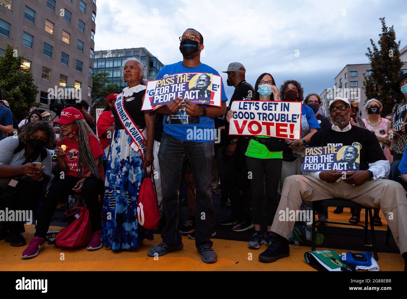 Washington, DC, USA, 17 luglio 2021. Nella foto: I partecipanti alla DC Good Trouble Vigil for Democracy, nel primo anniversario della morte del voto e dell'icona dei diritti civili John Lewis. DC Vote, Common cause, e altre 9 organizzazioni hanno sponsorizzato la veglia per onorare Lewis ed esortare il Congresso a far approvare la legge sui diritti di voto che porta il suo nome. Credit: Alison Bailey / Alamy Live News Foto Stock
