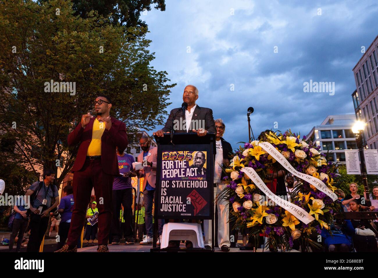 Washington, DC, USA, 17 luglio 2021. Nella foto: Il congressista Hank Johnson (D) della Georgia parla alla DC Good Trouble Vigil for Democracy nel primo anniversario della morte del voto e dell'icona dei diritti civili John Lewis. DC Vote, Common cause, e altre 9 organizzazioni hanno sponsorizzato la veglia per onorare Lewis ed esortare il Congresso a far approvare la legge sui diritti di voto che porta il suo nome. Credit: Alison Bailey / Alamy Live News Foto Stock