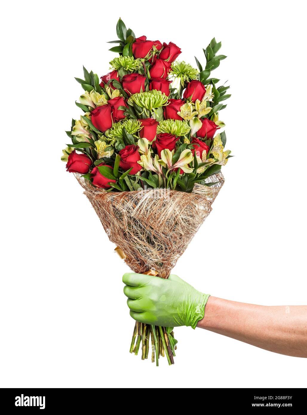 Consegna di fiori senza contatto, corriere maschile in guanti medici con un bouquet di rose rosse, concetto di un'attività floreale durante una pandemia. Foto Stock