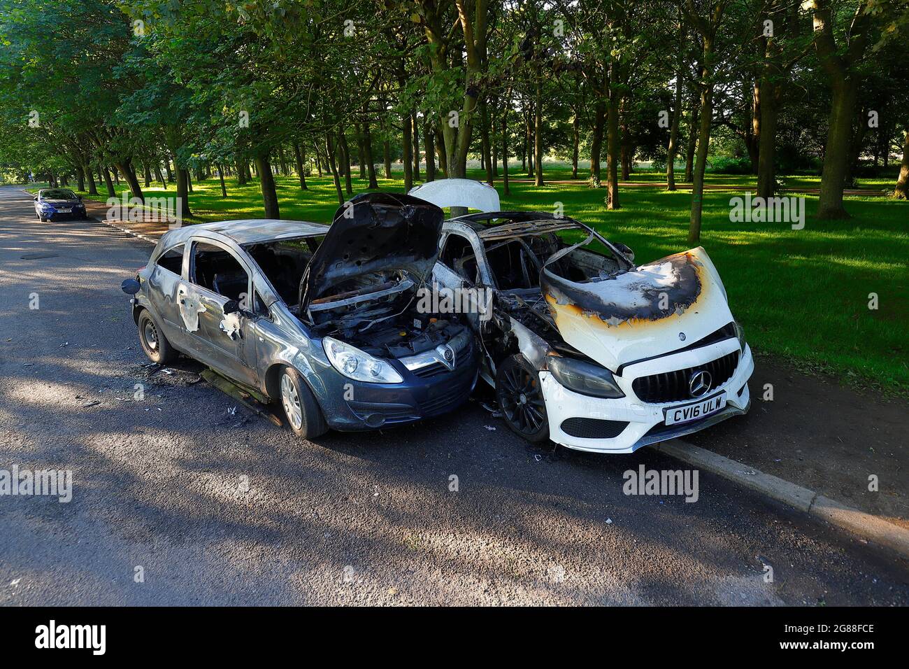 I ladri hanno rubato una Vauxhall corsa e si sono schiantati in una Mercedes C220 parcheggiata prima di mettere in luce e lasciare la scena del crimine in Temple Newsam Foto Stock