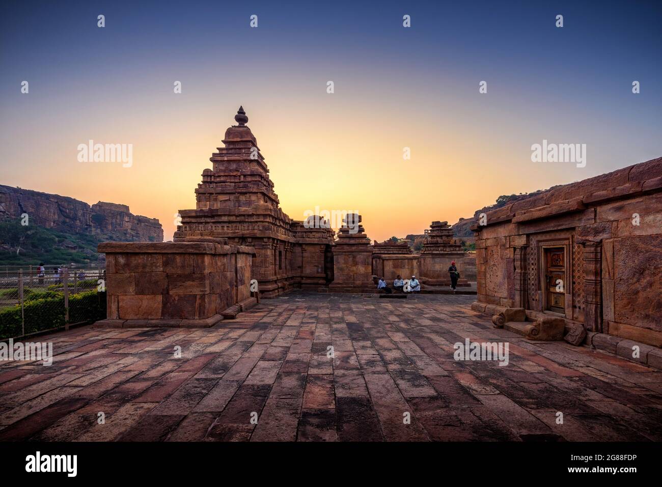 Badami, Karnataka, India - 10 gennaio 2020 : un gruppo di Templi di Bhuthanatha sull'estremità orientale del lago di Agastya Tirrha a Badami, Karnataka, India Foto Stock