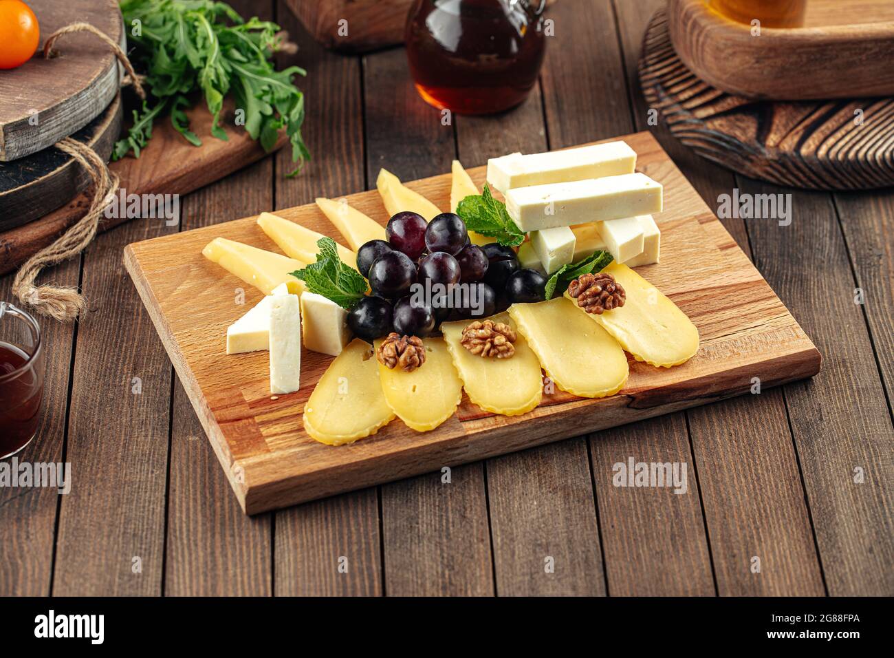 Piatto assortito di antipasti al formaggio con uva Foto Stock
