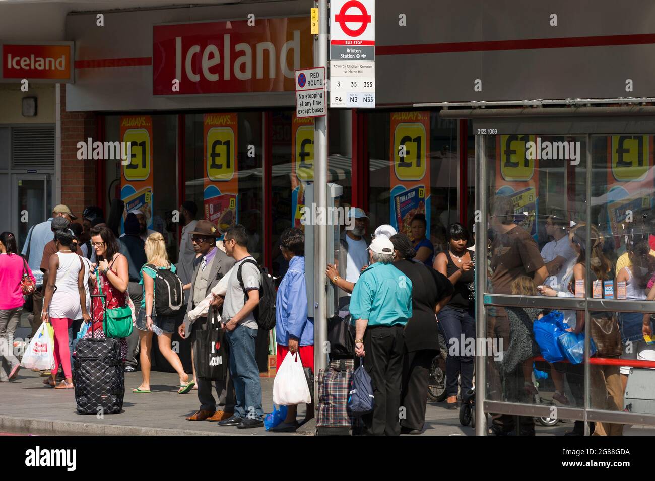 Persone in coda per un autobus, Brixton Road, Brixton, Londra, Regno Unito. 8 agosto 2009 Foto Stock