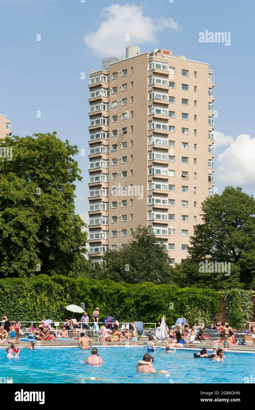 Persone che nuotano al Brockwell Lido, Brockwell Park, Londra, Regno Unito. 8 agosto 2009 Foto Stock