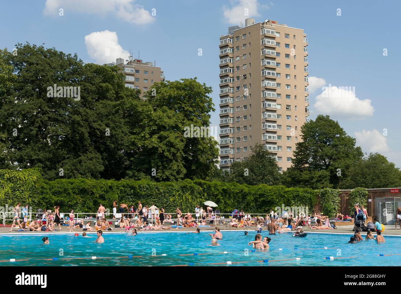 Persone che nuotano al Brockwell Lido, Brockwell Park, Londra, Regno Unito. 8 agosto 2009 Foto Stock