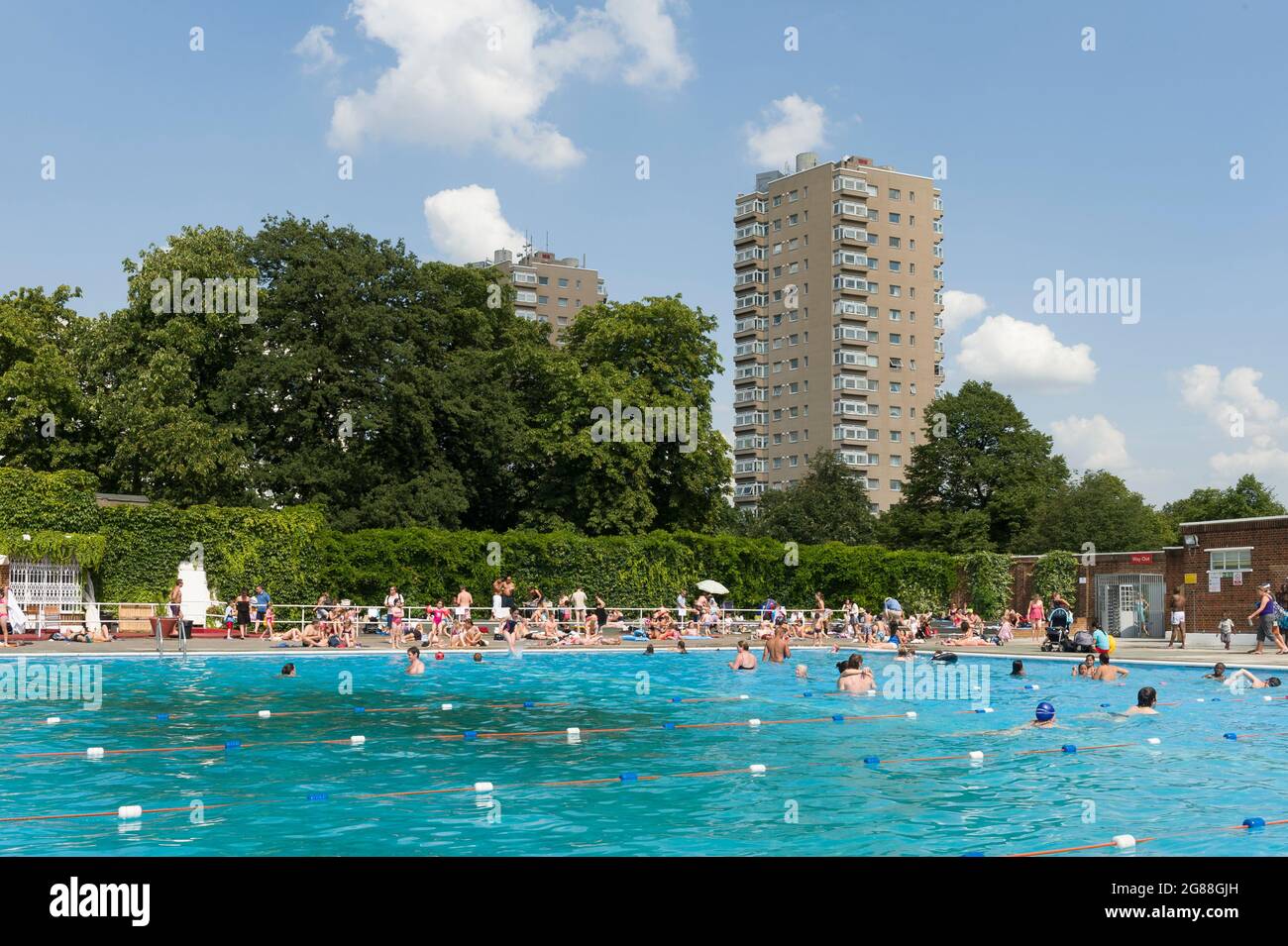 Persone che nuotano al Brockwell Lido, Brockwell Park, Londra, Regno Unito. 8 agosto 2009 Foto Stock