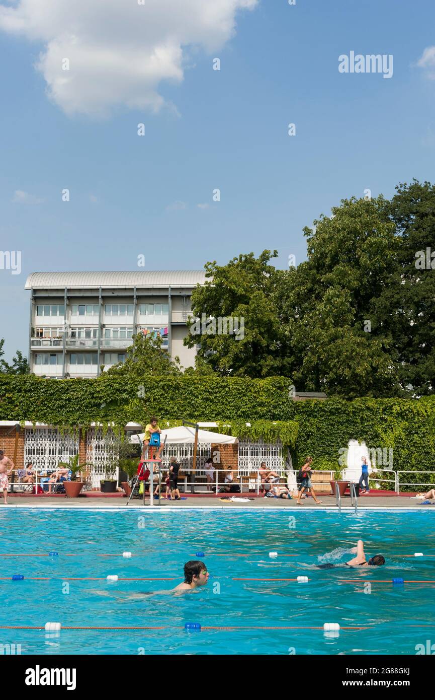 Persone che nuotano al Brockwell Lido, Brockwell Park, Londra, Regno Unito. 8 agosto 2009 Foto Stock
