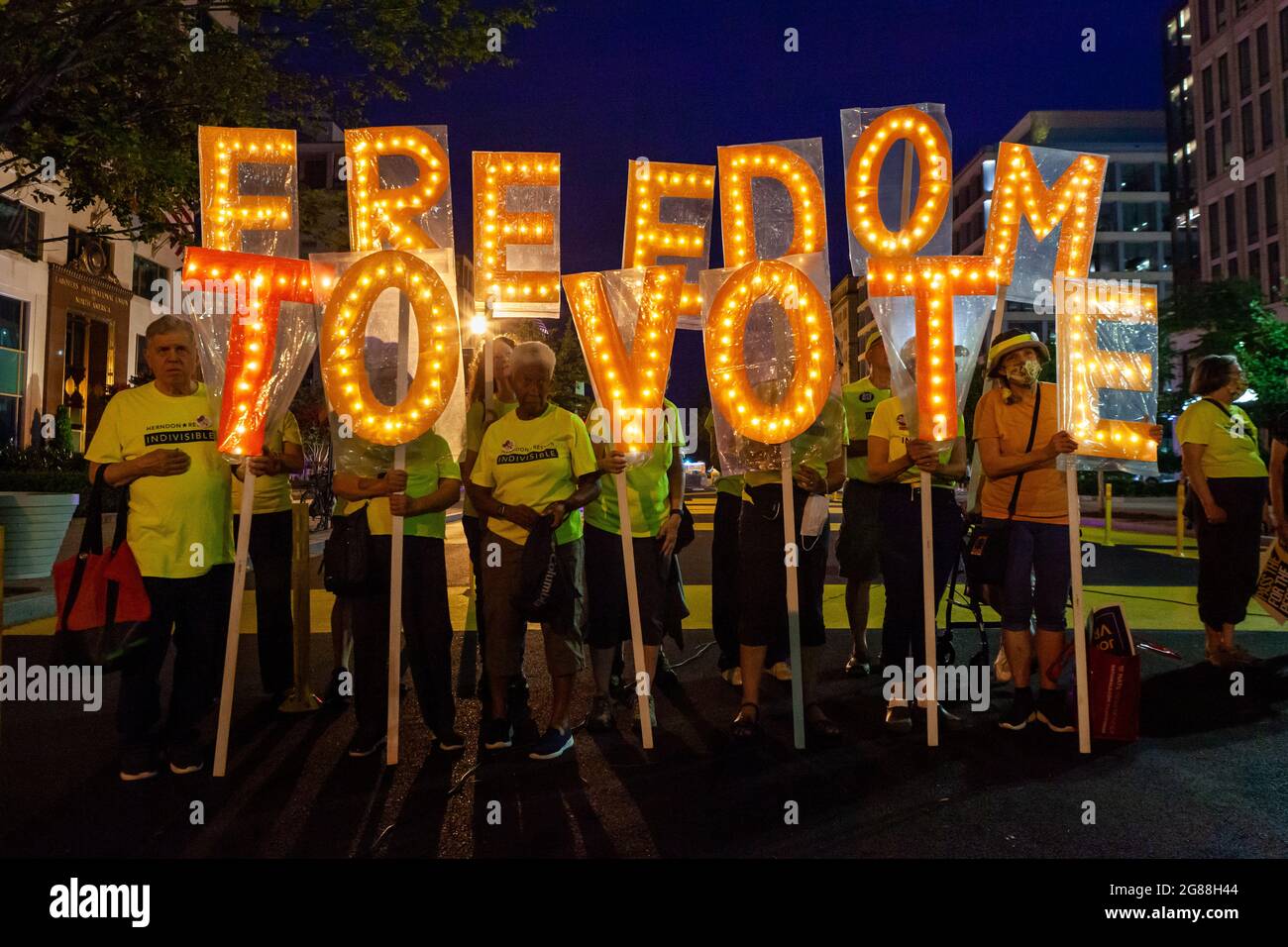 Washington, DC, USA, 17 luglio 2021. Nella foto: Segni che sostengono la libertà di voto alla Good Trouble Vigil for Democracy, nel primo anniversario della morte del voto e dell'icona dei diritti civili John Lewis. DC Vote, Common cause, e altre 9 organizzazioni hanno sponsorizzato la veglia per onorare Lewis ed esortare il Congresso a far approvare la legge sui diritti di voto che porta il suo nome. Credit: Alison Bailey / Alamy Live News Foto Stock
