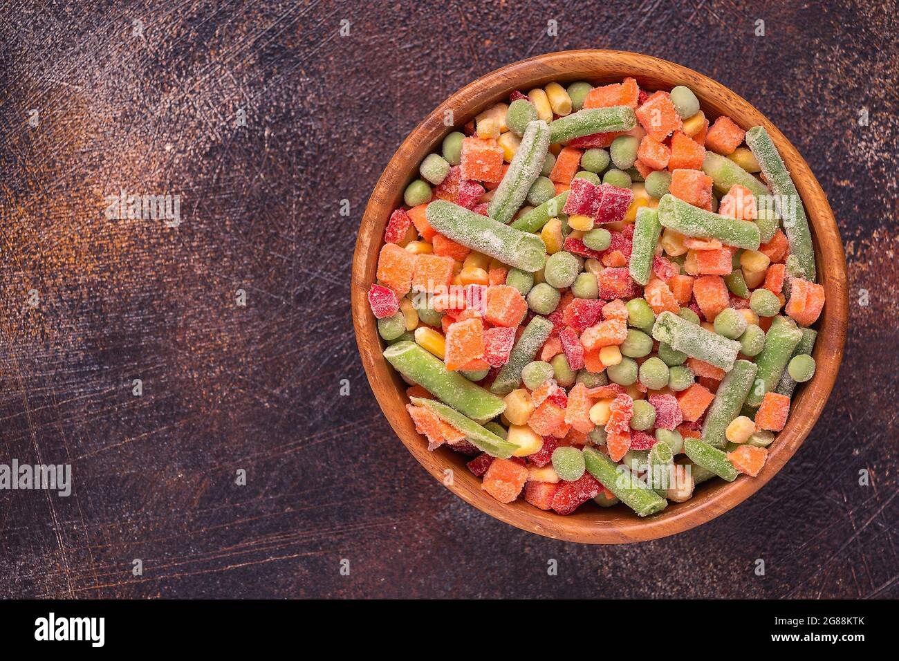 verdure surgelate fresche per cucinare in un recipiente, vista dall'alto Foto Stock