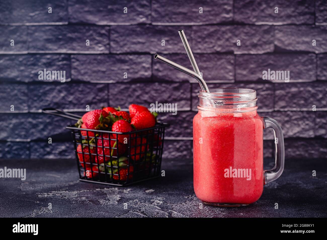 Frullato di fragola o cocktail nel vaso di vetro Foto Stock