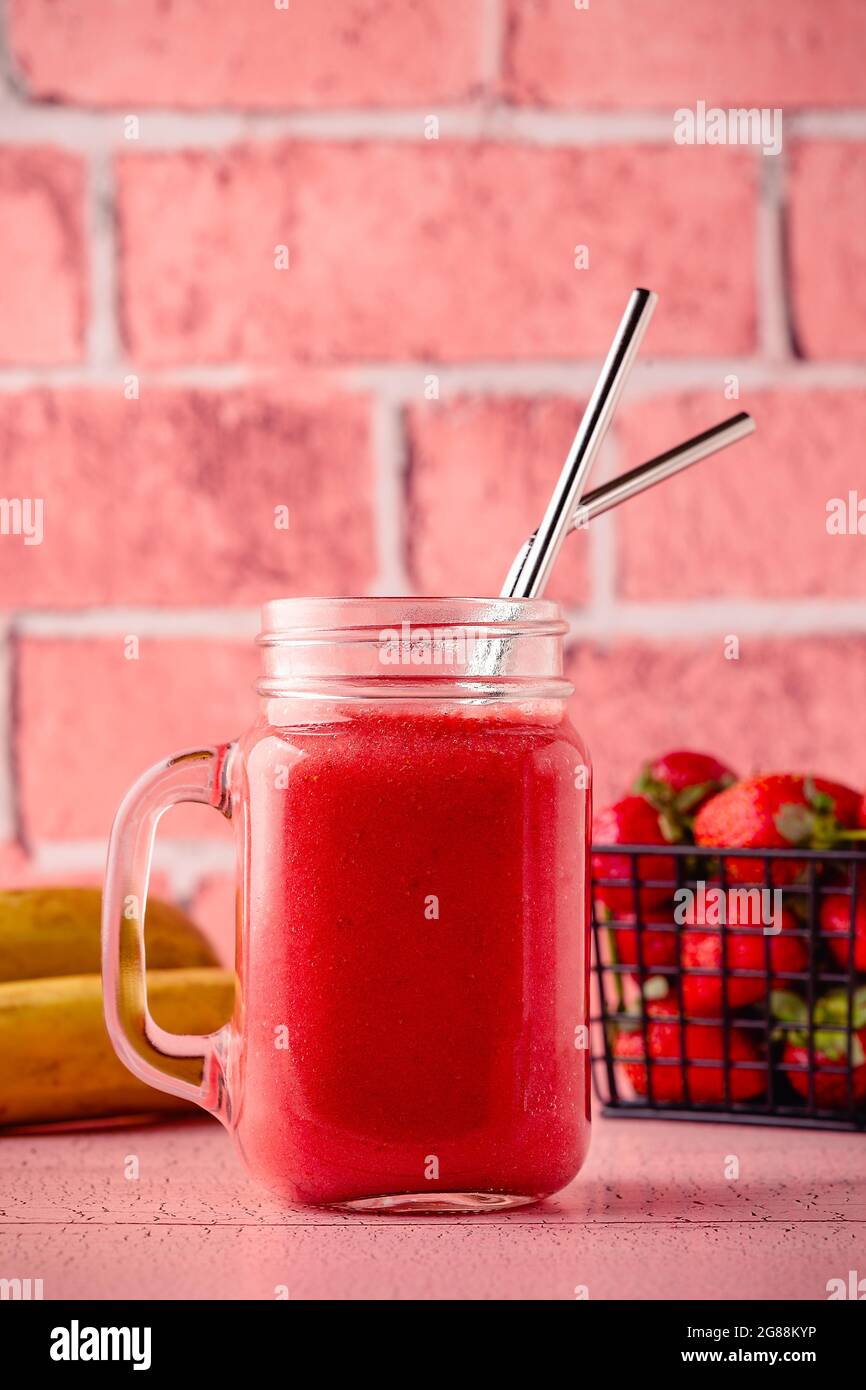 Frullato di fragola o cocktail nel vaso di vetro Foto Stock