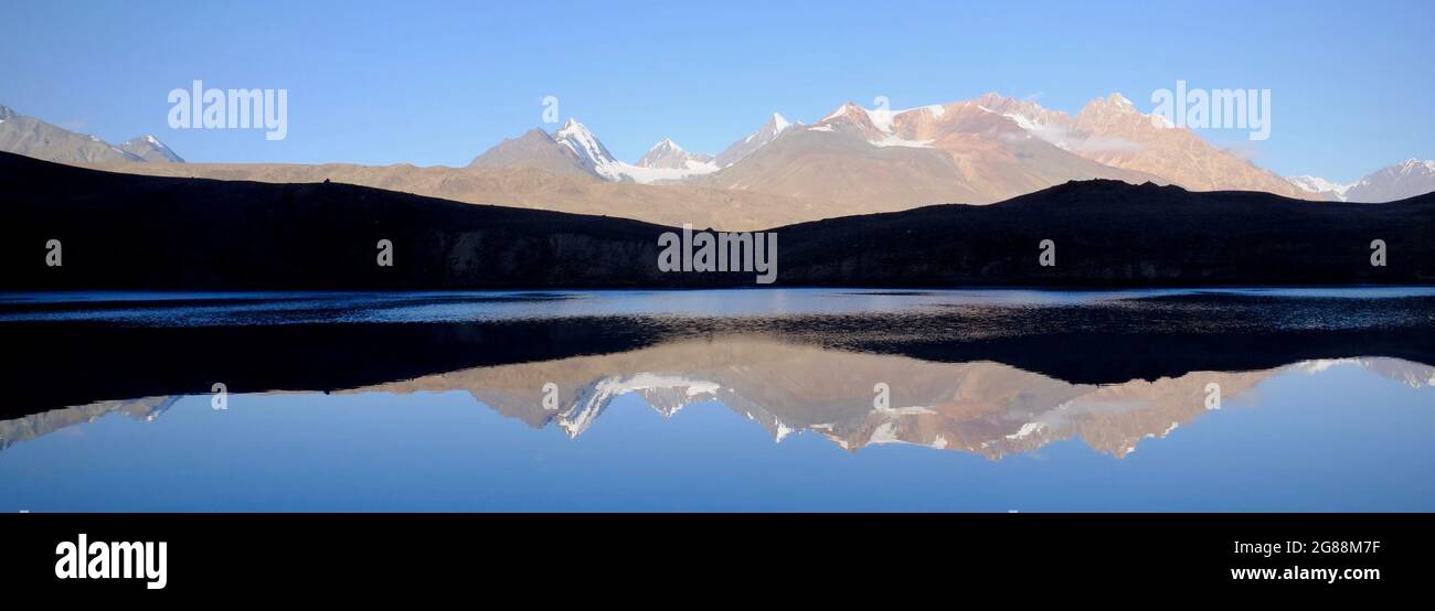 Montein Himalayan lago Chandra Taal Foto Stock