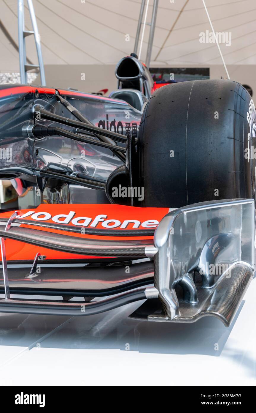 McLaren MP4/24 Formula 1, vettura da corsa Grand Prix al Goodwood Festival of Speed 2013. Dettaglio aerodinamico del parafango anteriore e della piastra terminale. Forma complessa Foto Stock