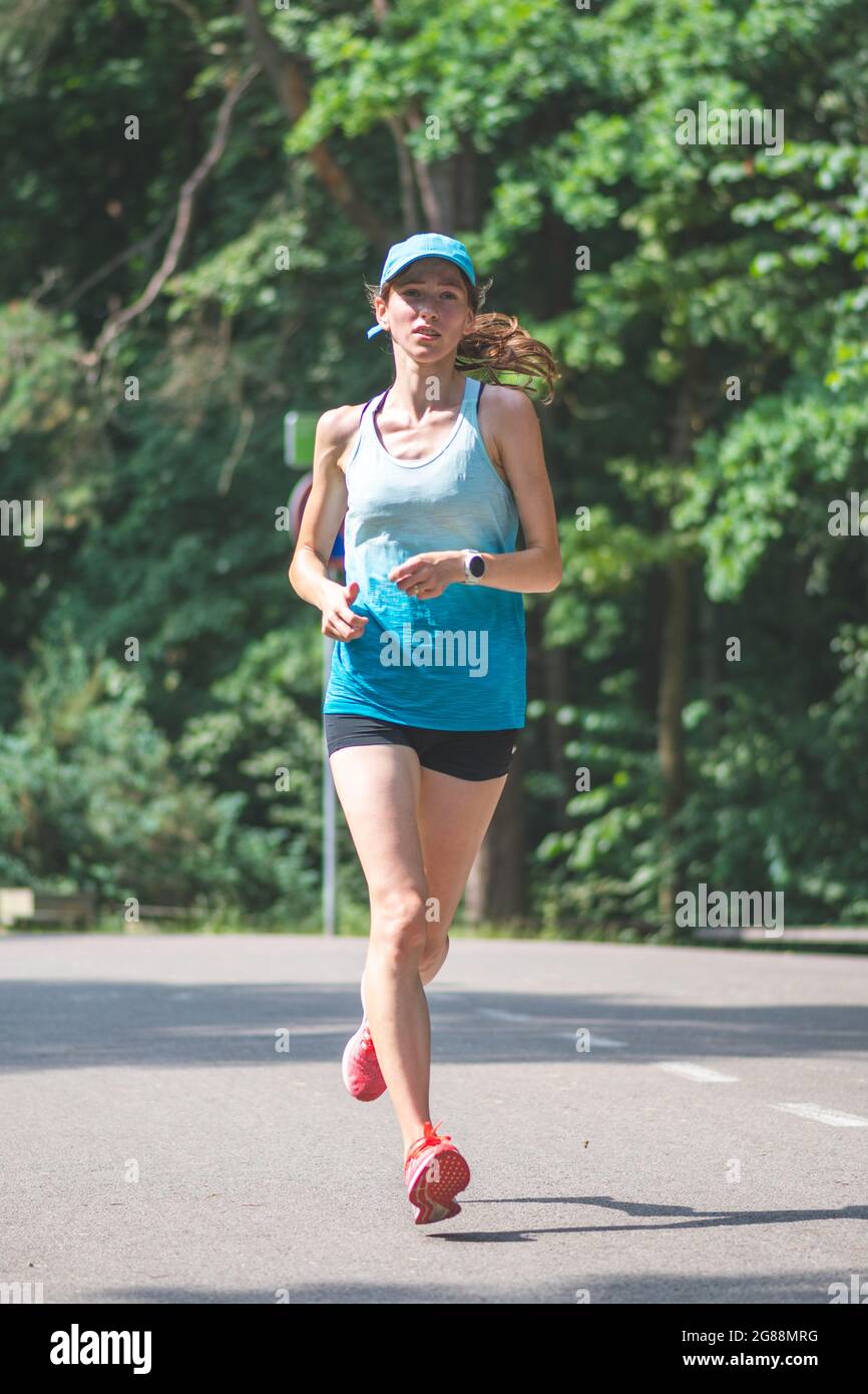 Ragazza in abiti sportivi corsa o jogging nel parco, verticale Foto stock -  Alamy
