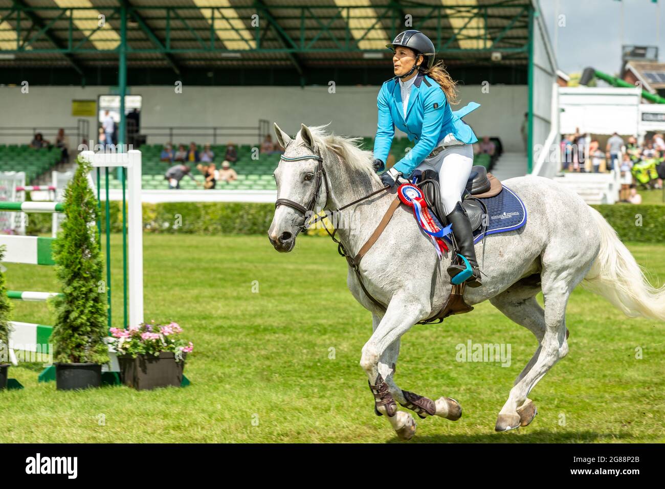 Harrogate, North Yorkshire, Regno Unito. Luglio 14 2021. Lisa Jones di Doncaster in sella al suo mare grigio, Diana P al Great Yorkshire Show di mercoledì 2 Foto Stock