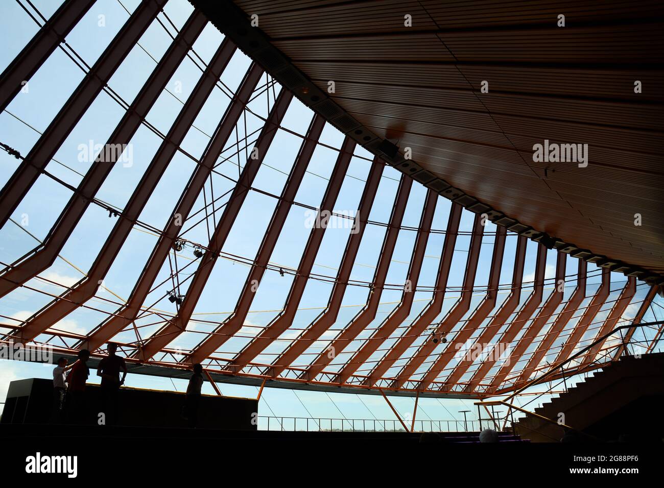 Vista dall'interno della Sydney Opera House, un centro per gli spettacoli sul porto di Sydney a Sydney, New South Wales, Australia Foto Stock