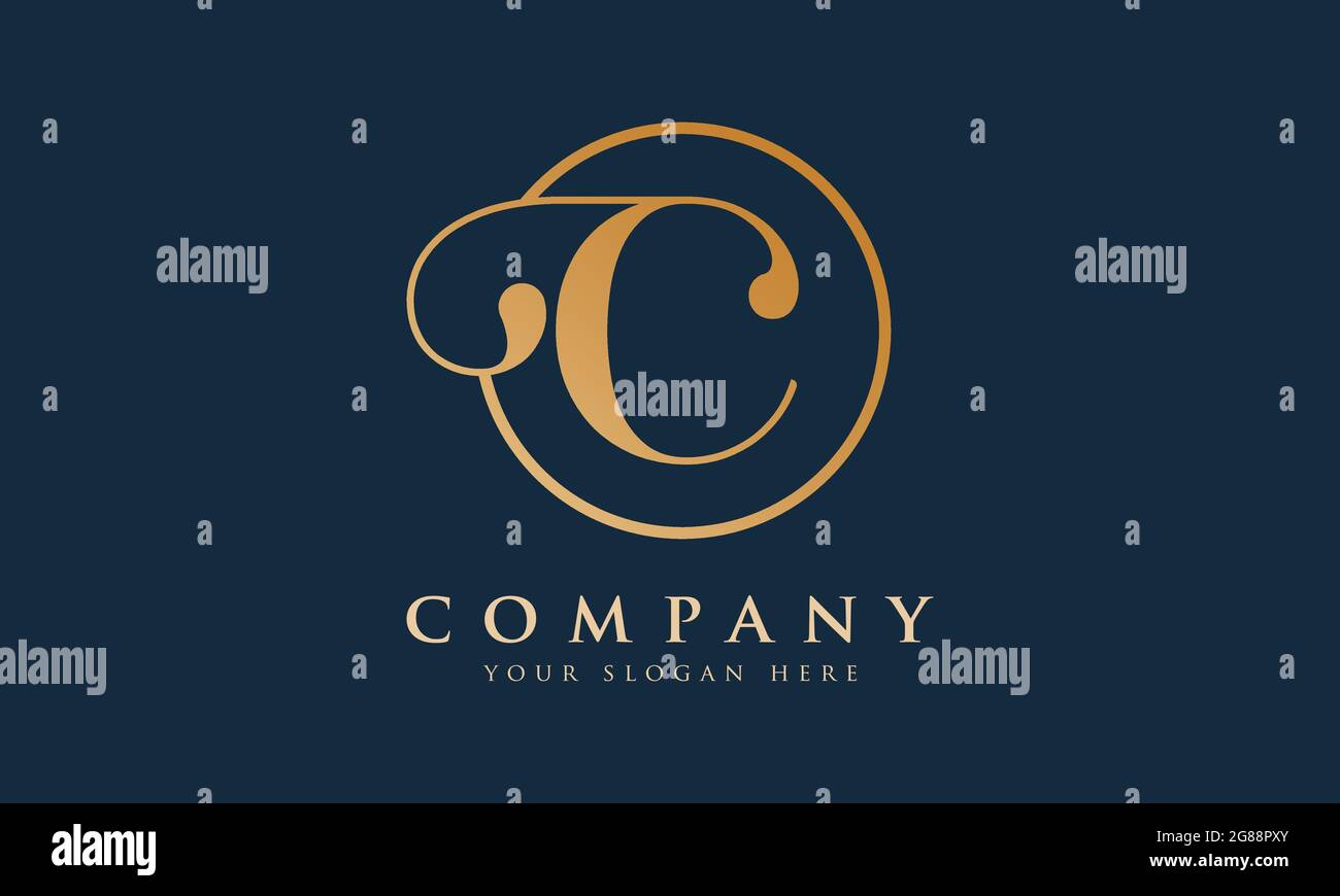 Modello vettoriale di progettazione iniziale con lettera C colore oro con sfondo nero. Calligraphy lettera C Logo Design Illustrazione Vettoriale