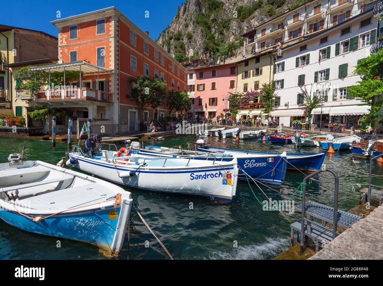Porto della famosa città di Limone sul Garda sul Lago di Garda in Italia  Foto stock - Alamy