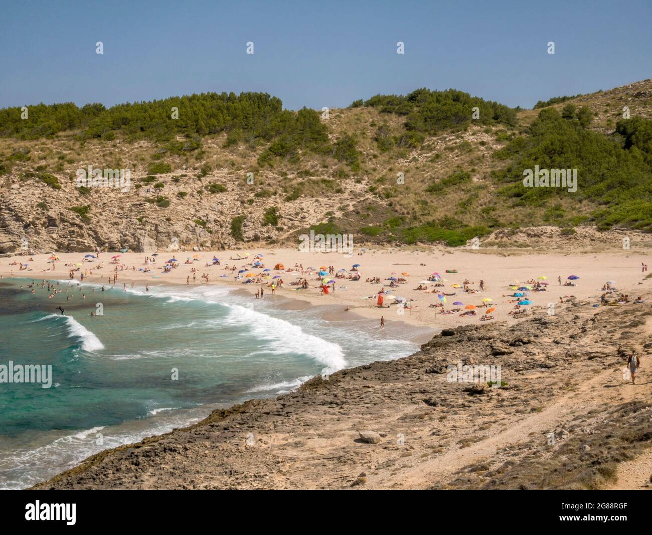 17 luglio 2021, Cala torta, Maiorca, Spagna: Vita da spiaggia in una giornata ventosa a Maiorca. (Credit Image: © John-Patrick Morarescu/ZUMA Press Wire) Foto Stock